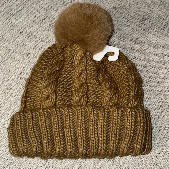 🧶 NWT Michael Kors Cable Knit Beanie – Camel with Pom Pom - Picture 2 of 5